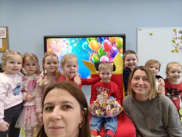 Kacperek świętuje w przedszkolu 4. urodzinki.