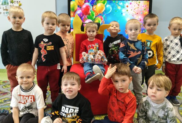 Kacperek świętuje w przedszkolu 4. urodzinki.