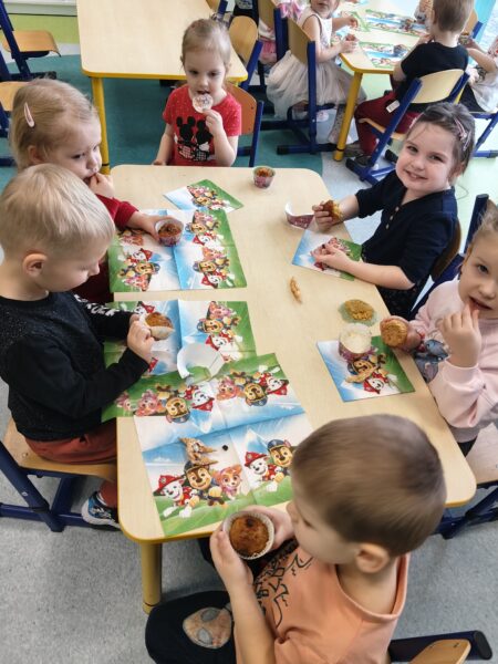 Kacperek świętuje w przedszkolu 4. urodzinki.