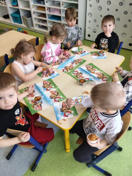 Kacperek świętuje w przedszkolu 4. urodzinki.