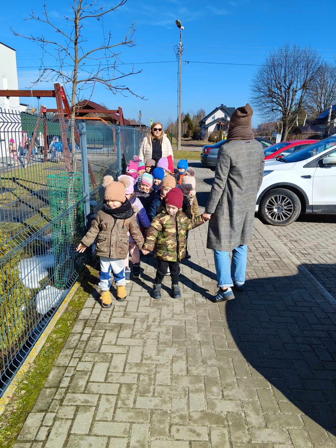 Misie wyruszają na spacer w poszukiwaniu wiosny.