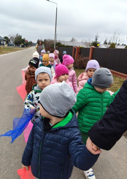 Misie biorą udział w wiosennym korowodzie.