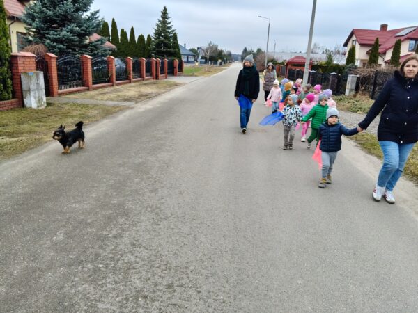 Misie biorą udział w wiosennym korowodzie.