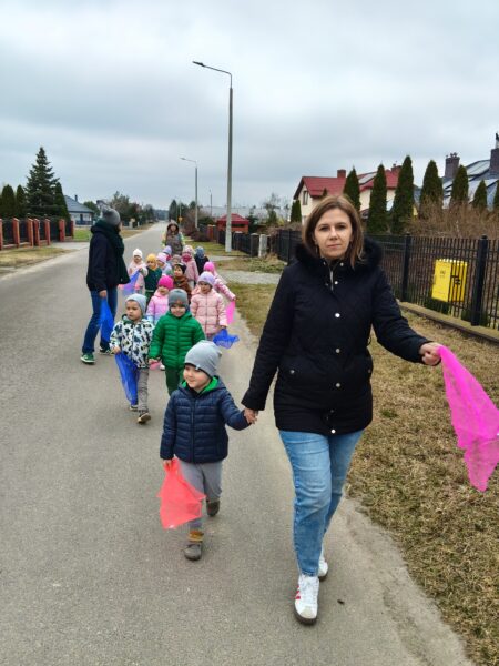 Misie biorą udział w wiosennym korowodzie.