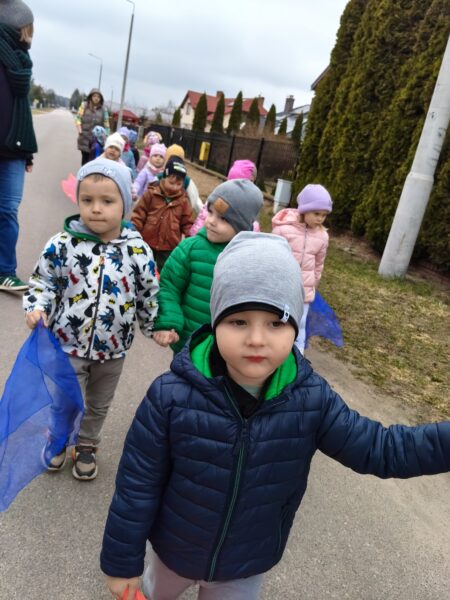 Misie biorą udział w wiosennym korowodzie.