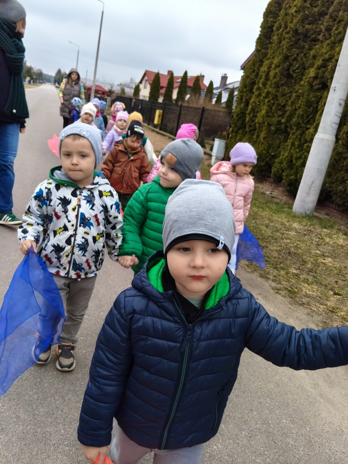 Misie biorą udział w wiosennym korowodzie.