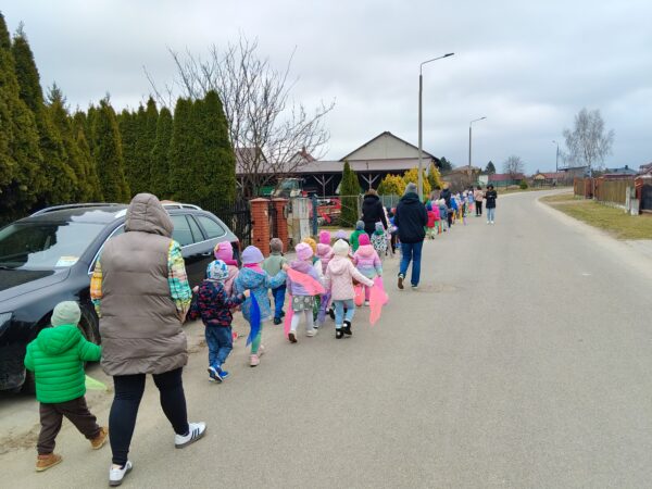 Misie biorą udział w wiosennym korowodzie.