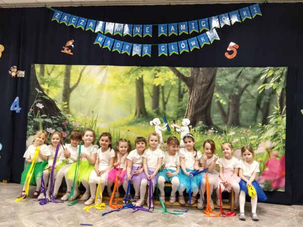 Dziewczynki z grupy Pszczółek przed występem tanecznym