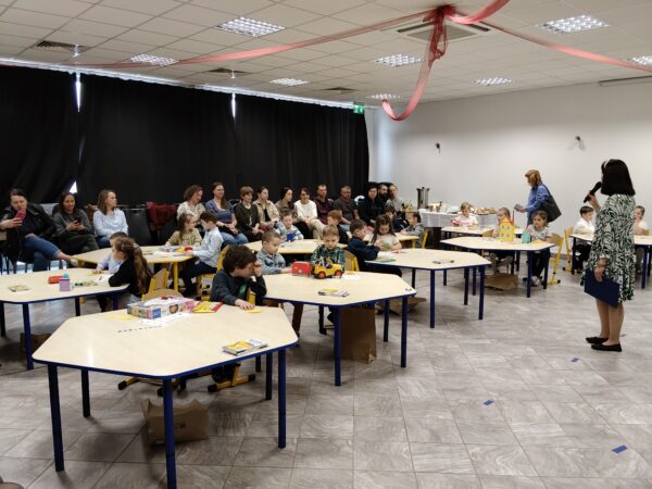 Przed dziećmi kolejna konkurencja, ich zadaniem jest ułożyć zabawki w kolejności od najmniejszej do największej