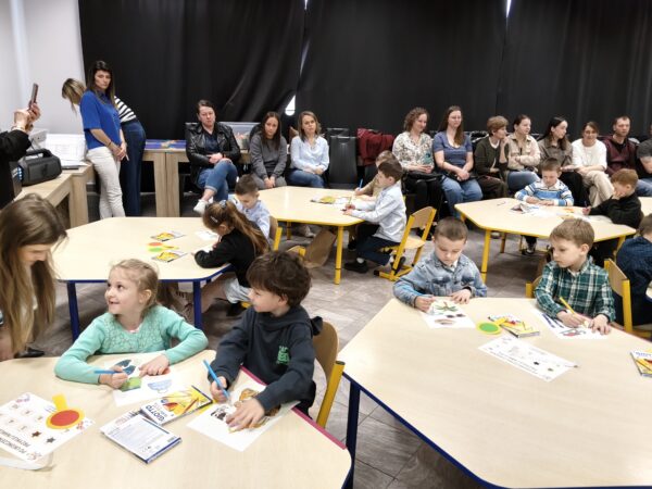 Przedszkolaki rozwiązujące zadania