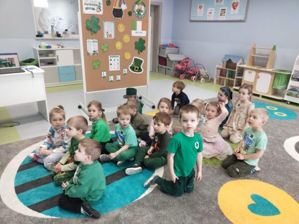 Przedszkolaki obserwują, jak jest barwiona rzeka w Chicago