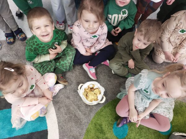 Dzieci cieszą się z pozostawionego garnka ze złotymi monetami