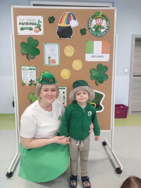 Wojtuś prezentuje swój, niezwykły kapelusz