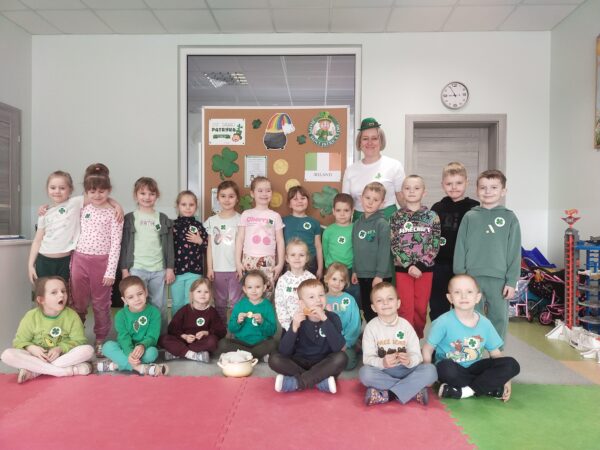 Dzieci cieszą się ze swoich monet