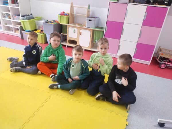 Chłopcy prezentują swoje koniczynki