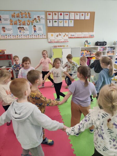 Zabawa urodzinowa przy muzyce dla dzieci
