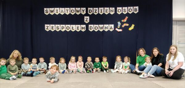 Misie świętują Dzień Kolorowej Skarpetki.