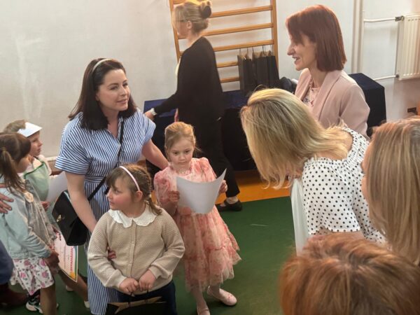 Dziewczynki dziękujące organizatorom konkursu za wspaniałą inicjatywę, w której mogły wziąć udział