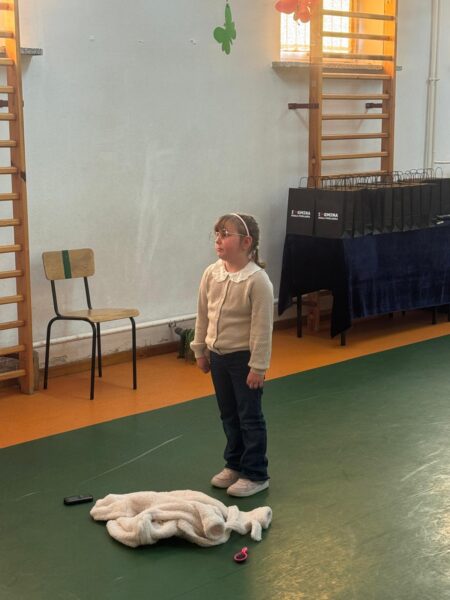 Marcelinka mówiąca wiersz Juliana Tuwima pt. Okulary