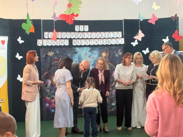 Marcelinka otrzymuje gratulacje od jury konkursu