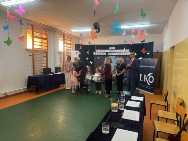 Ewa otrzymuje gratulacje od jury konkursu