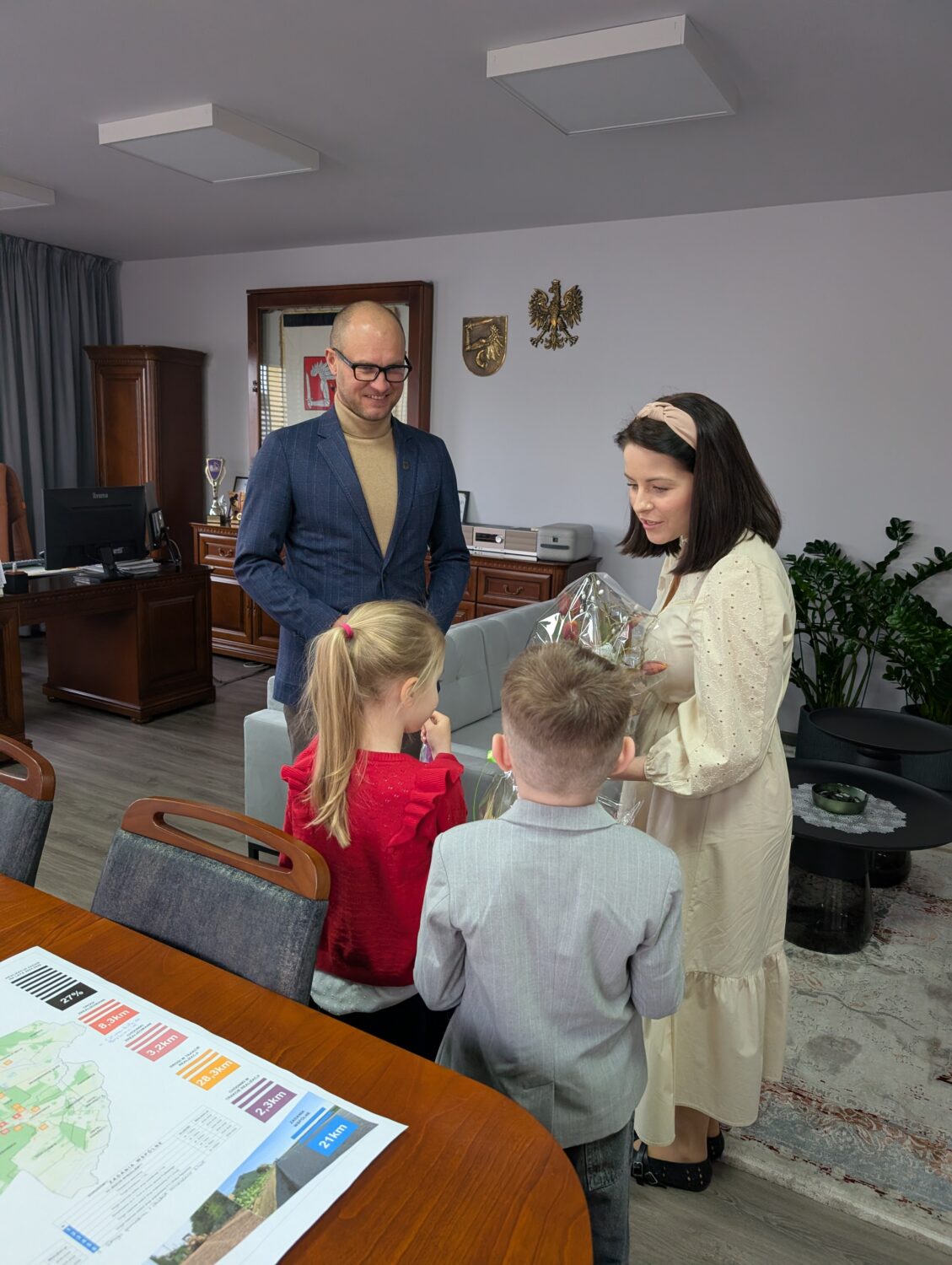 Oliwier z Ewą składają życzenia panu Konradowi Konsiorowskiemu, Wótowi Gminy Biała Podlaska