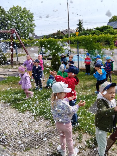 Misie świętują Dzień Dziecka wspólnie z animatorami.
