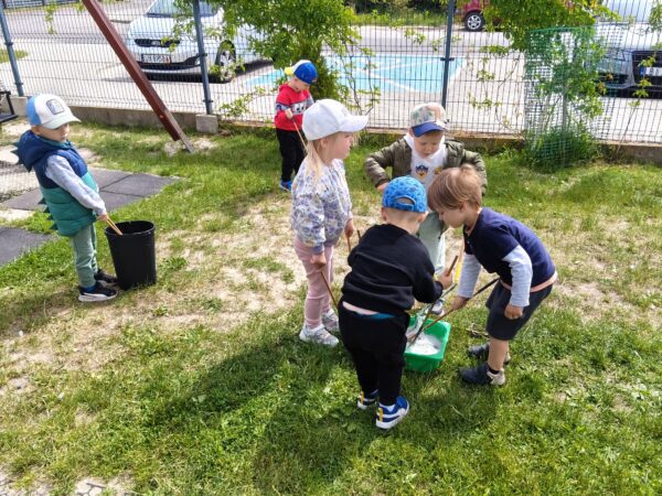 Misie świętują Dzień Dziecka wspólnie z animatorami.