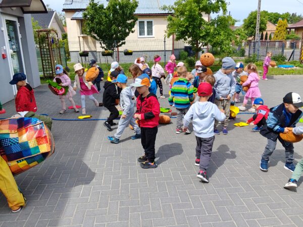 Misie świętują Dzień Dziecka wspólnie z animatorami.