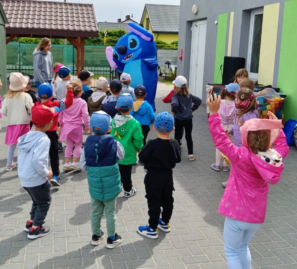 Misie świętują Dzień Dziecka wspólnie z animatorami.