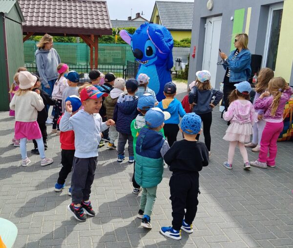 Misie świętują Dzień Dziecka wspólnie z animatorami.