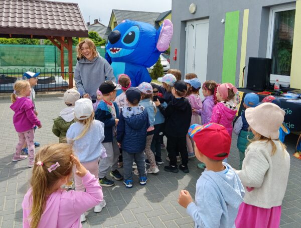 Misie świętują Dzień Dziecka wspólnie z animatorami.