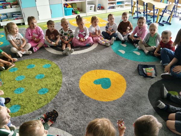 Misie świętują Dzień Dziecka.