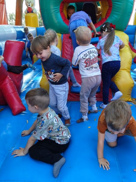 Misie biorą aktywny udział w wycieczce do Minizooparku w Walimiu.