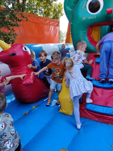 Misie biorą aktywny udział w wycieczce do Minizooparku w Walimiu.