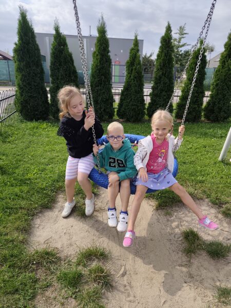 Marcela, Hania i Filip razem się huśtają
