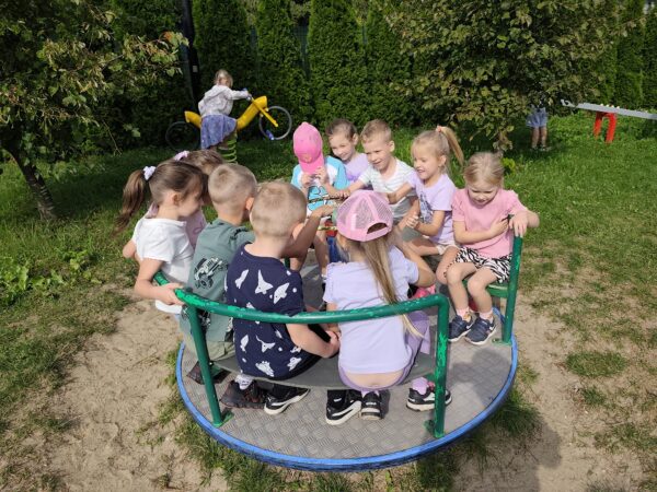 Im więcej osób tym jest radośniej