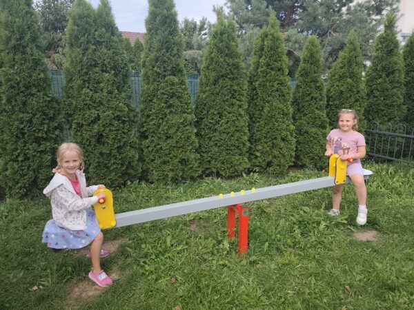 Hania z Marcelinką razem się huśtają