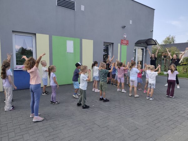 Przedszkolaki tańczą z Akademią Kids Team