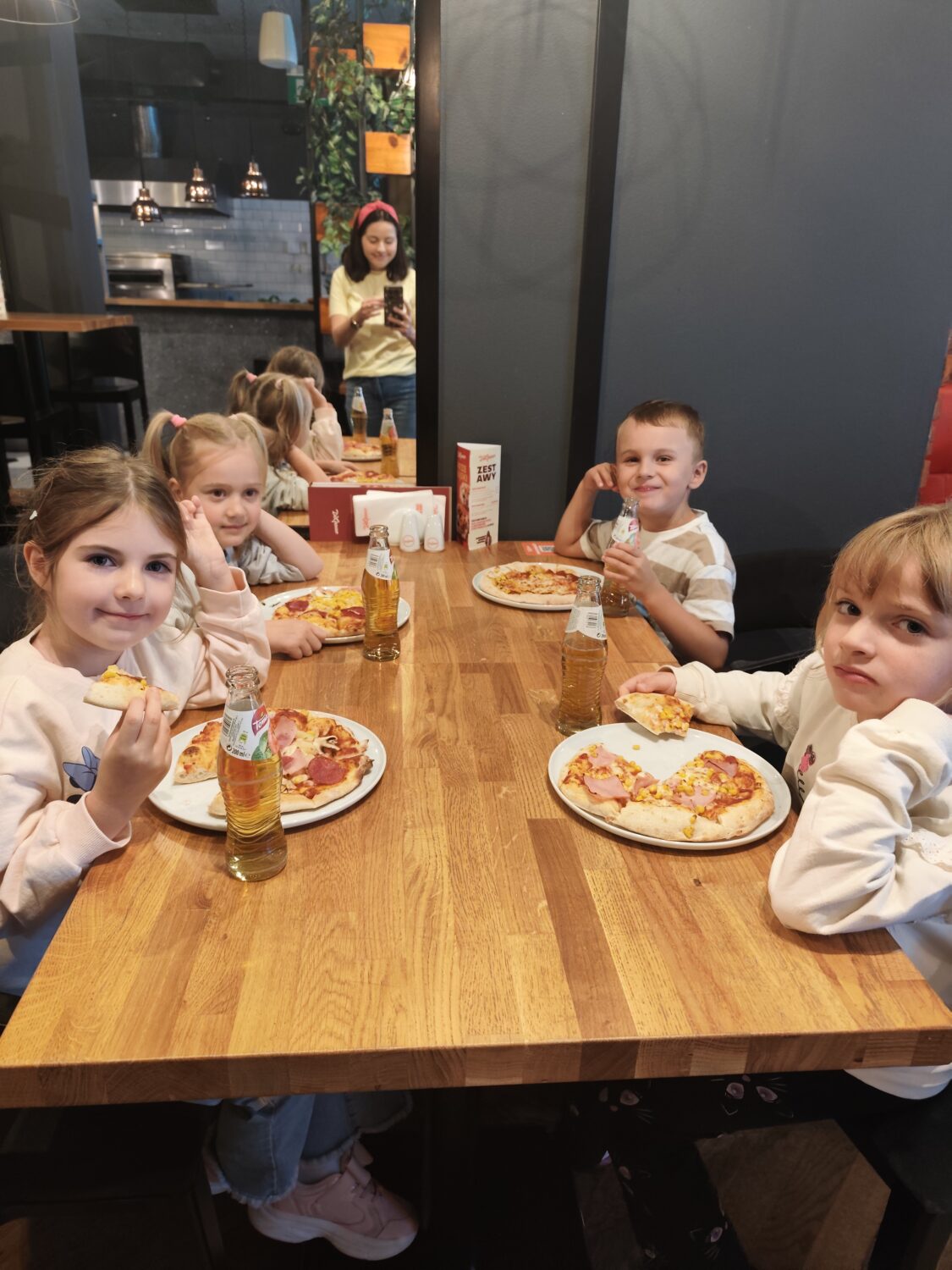 Przedszkolaki zjadają własnoręcznie przygotowaną pizzę