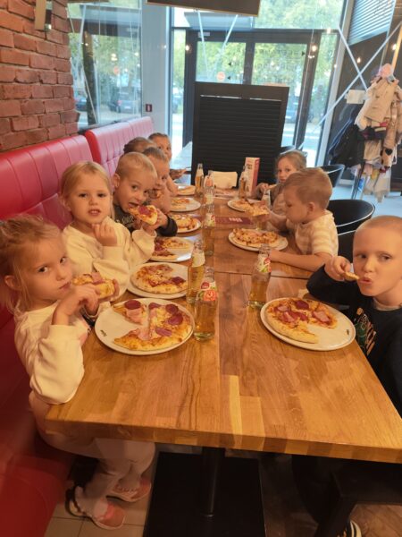 Przedszkolaki zjadają własnoręcznie przygotowaną pizzę