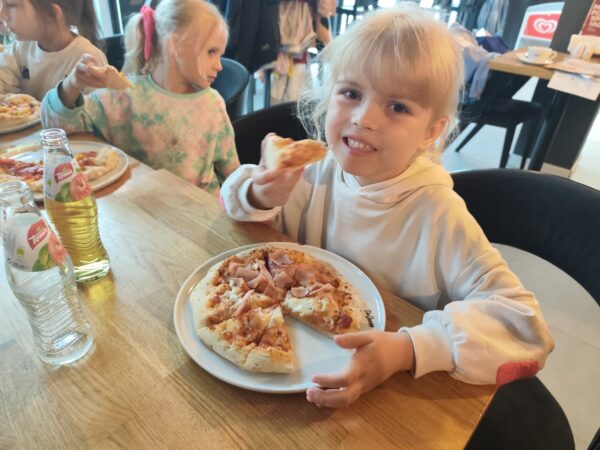 Michasia zajada się pizzą