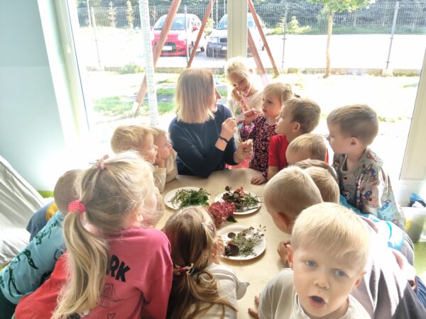 Misie biorą udział w warsztatach przyrodniczo - plastycznych.