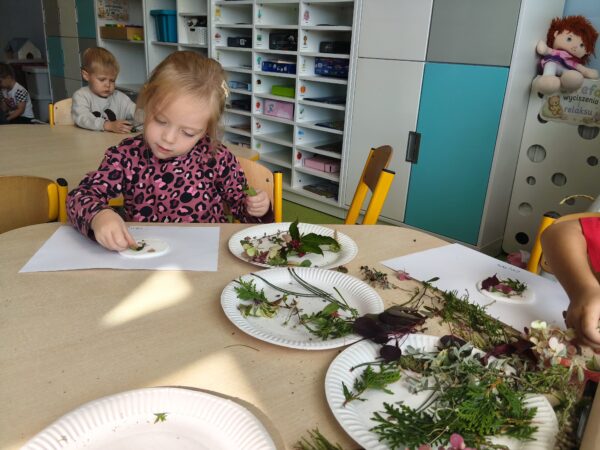 Zosia bierze udział w warsztatach przyrodniczo - plastycznych.