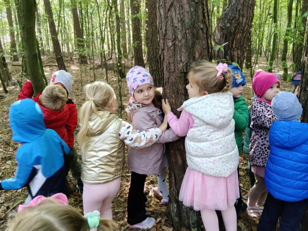 Misie uczestniczą w zajęciach outdoorowych.