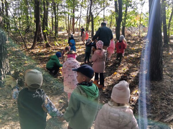 Misie uczestniczą w zajęciach outdoorowych.