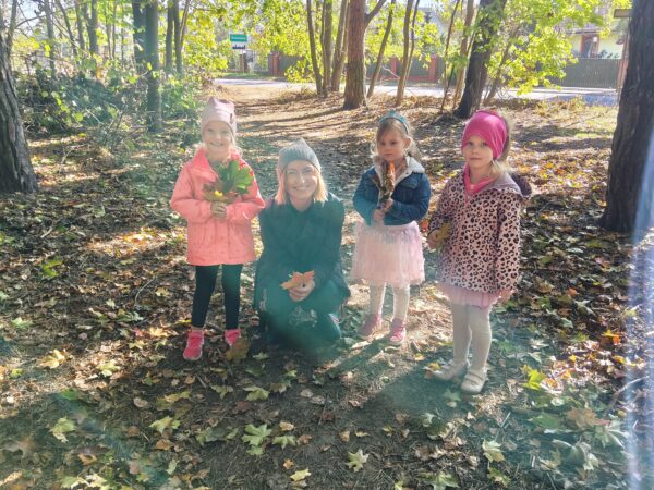 Misie uczestniczą w zajęciach outdoorowych.