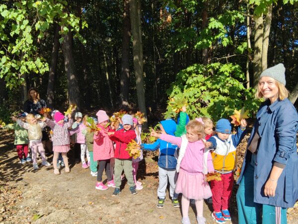 Misie uczestniczą w zajęciach outdoorowych.