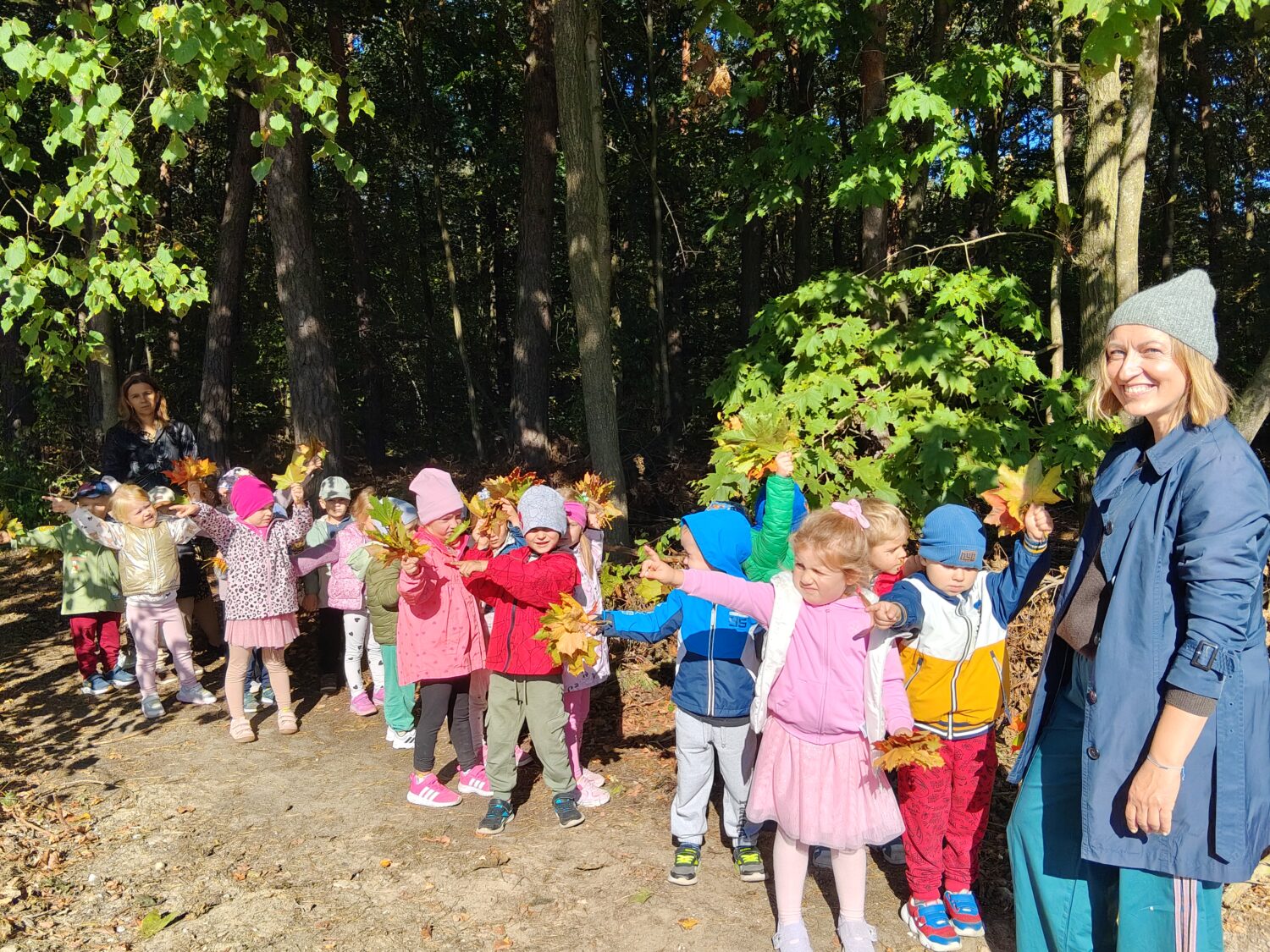 Misie uczestniczą w zajęciach outdoorowych.