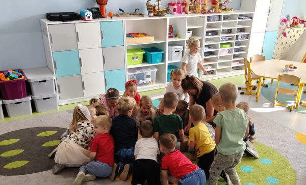 Misie świętują Dzień Chłopca i Dziewczynki.